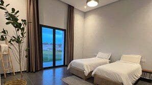 Luxe villa, balkon, uitzicht op de woestijn | 6 slaapkamers, een strijkplank/strijkijzer, gratis wifi