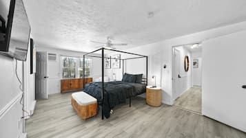 4 bedrooms, desk, iron/ironing board, travel crib