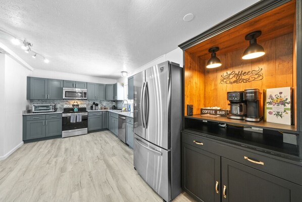 Frigorífic, microones, forn i placa de cuina 