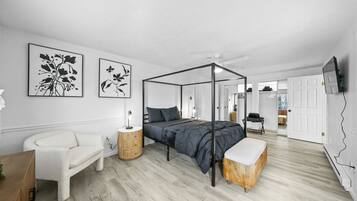 4 bedrooms, desk, iron/ironing board, travel crib
