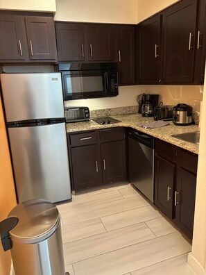 Geladeira, micro-ondas, cooktop, lava-louças