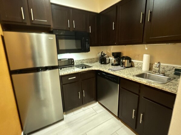 Fridge, microwave, stovetop, dishwasher - Quiet Family Condo Disney Universal Orlando (Kissimmee)