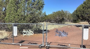 Property grounds - 3-bedroom house in quiet and peaceful area in Williams az. with WiFi (Williams)