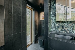 Cabin, 2 Bedrooms, Balcony, Mountain View | Bathroom