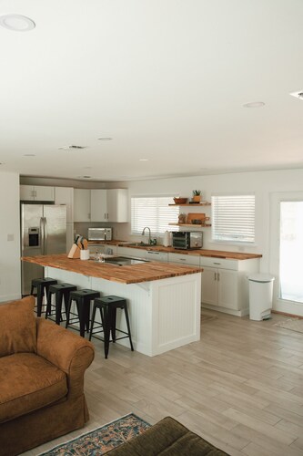 Charming 3-bedroom house with AC and WiFi in cool Pensacola