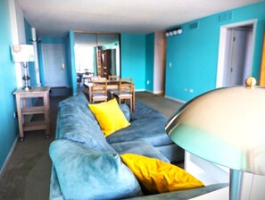 Living area - Furnished 1-bedroom with AC and WiFi in marvelous Denver (Denver)