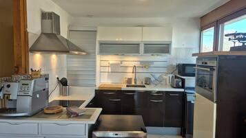 Een koelkast, een microgolfoven, een oven, een vaatwasser