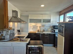 Kühlschrank, Mikrowelle, Ofen, Geschirrspüler