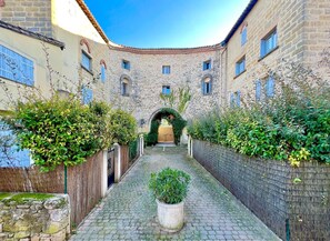 Property grounds - Domaine de la Source, Apartment with Pool (Uzès)
