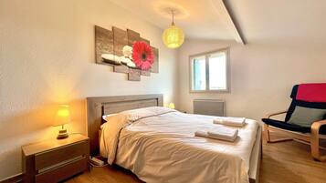 4 slaapkamers, een strijkplank/strijkijzer, internet, beddengoed