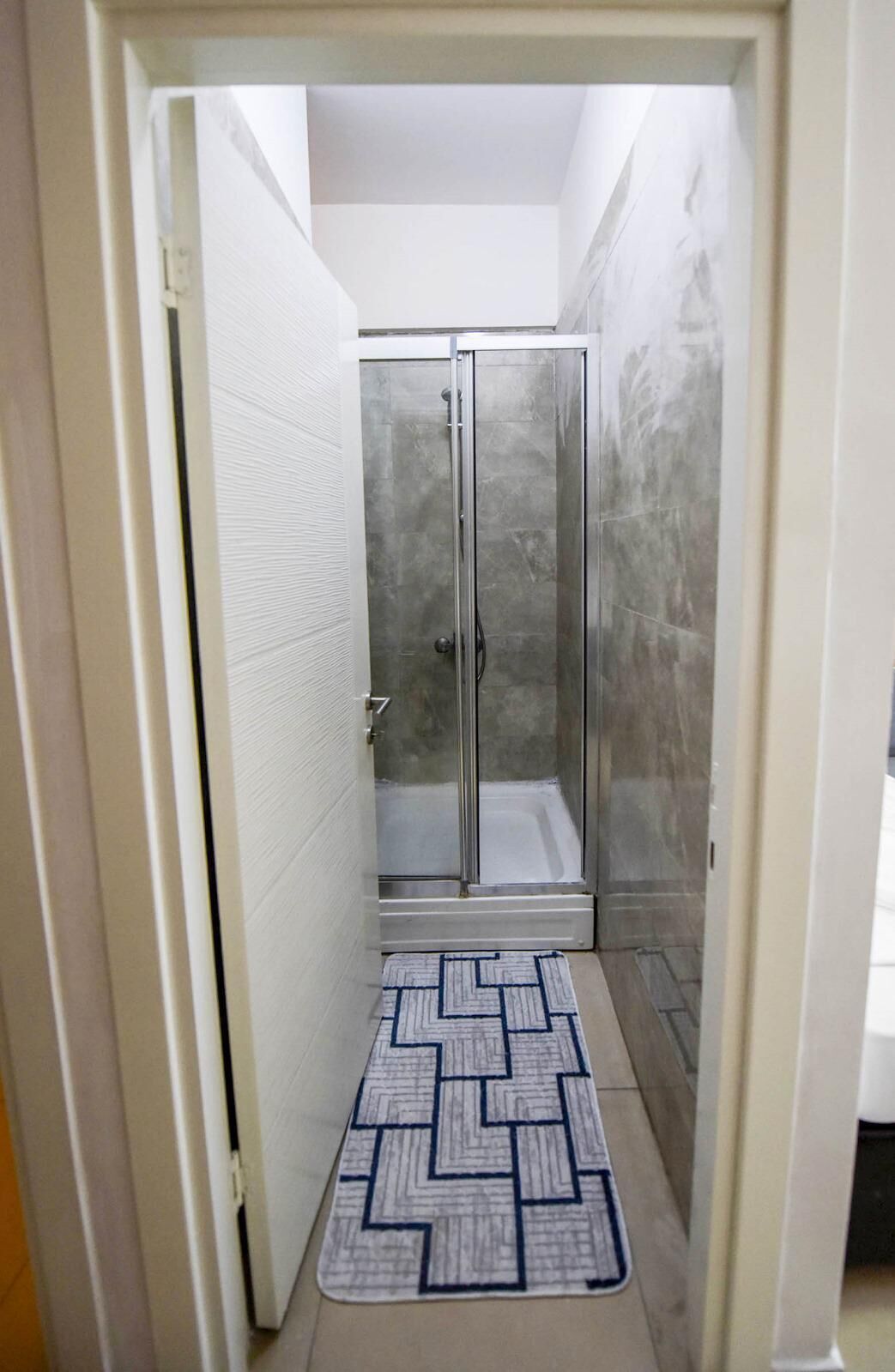 Basic İki Ayrı Yataklı Oda, Kısmi Deniz Manzaralı | Banyo | Havlu, sabun, şampuan, tuvalet kâğıdı 