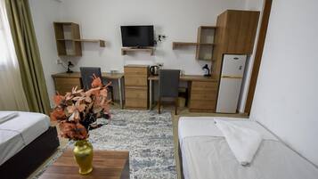 Basic İki Ayrı Yataklı Oda, Kısmi Deniz Manzaralı | Masa, dizüstü bilgisayar çalışma alanı, ücretsiz kablosuz İnternet