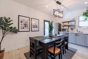 Dining - Charming ATL Bungalow Close to Popular Attractions! Fast Fiber Internet and Cozy (Atlanta)