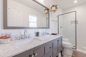 Shower, hair dryer, towels, soap - Charming ATL Bungalow Close to Popular Attractions! Fast Fiber Internet and Cozy (Atlanta)