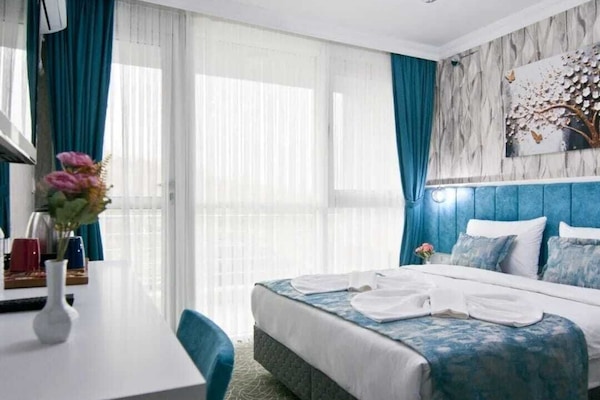 Peti besi dalam bilik, meja, ruang kerja komputer riba