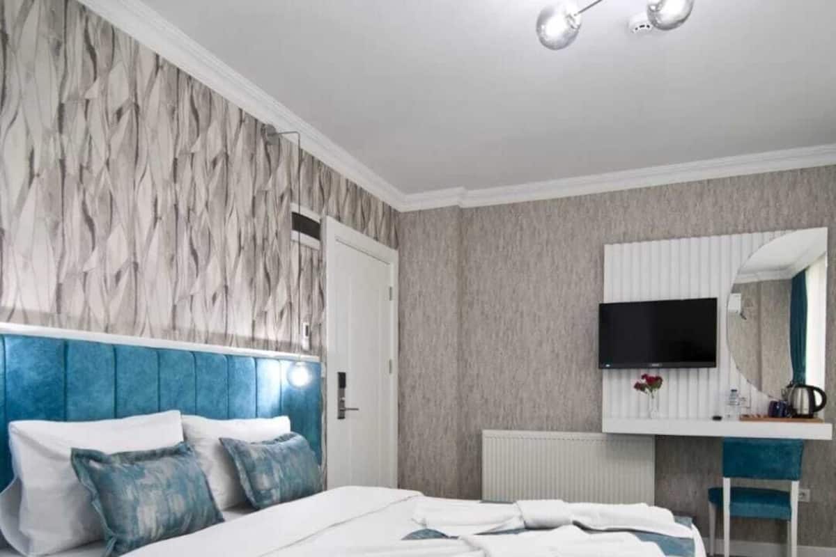 Classic Double Room, Balcony | 1 bedroom, in-room safe, desk, laptop workspace
