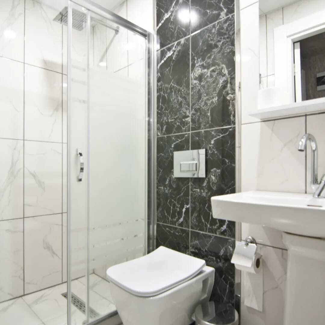 Buồng tắm vòi sen, máy sấy tóc, dép đi trong nhà, khăn tắm 