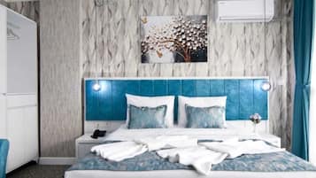 Chambre Double Classique, balcon, vue ville | Coffres-forts dans les chambres, bureau