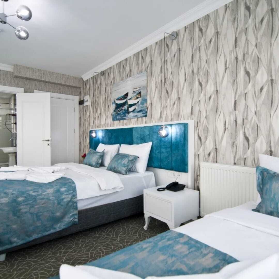 Kamar Triple Keluarga, balkon | Brankas, meja kerja, ruang kerja ramah laptop, dan setrika/meja setrika