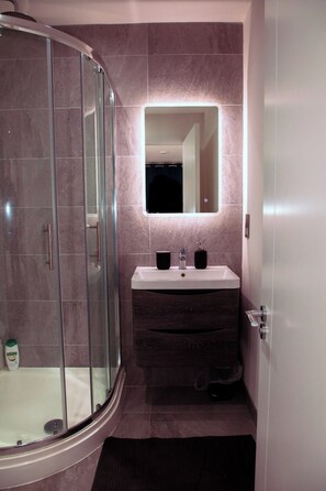 Douche, séchoir à cheveux, serviettes fournies, savon