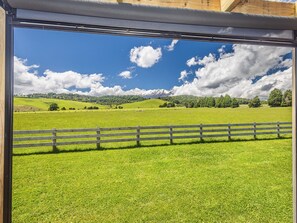 Interior - Cozy Cabin with a View - Ohakune Holiday Home (Ohakune)