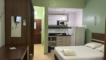 Tabla de planchar con plancha, wifi, ropa de cama