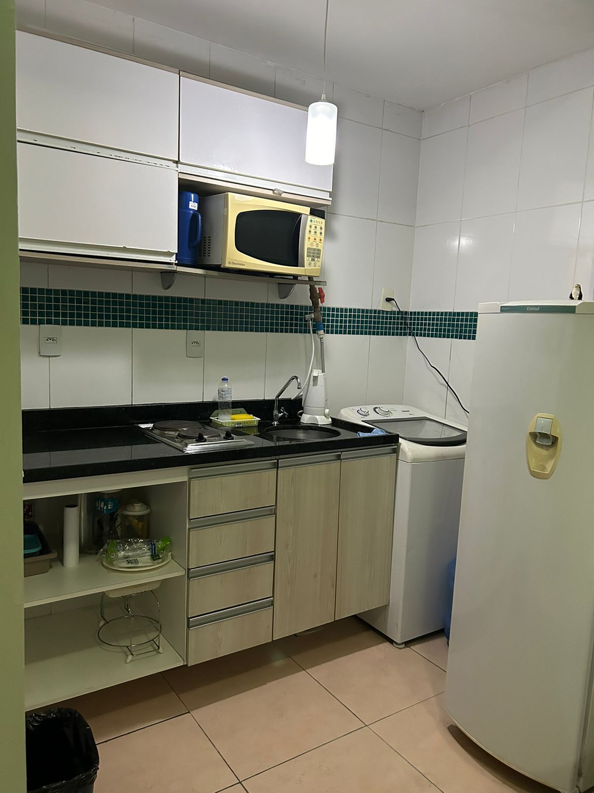 Frigorífico, microondas, placa de cocina y cafetera o tetera