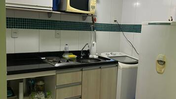 Frigorífico, microondas, placa de cocina y cafetera o tetera