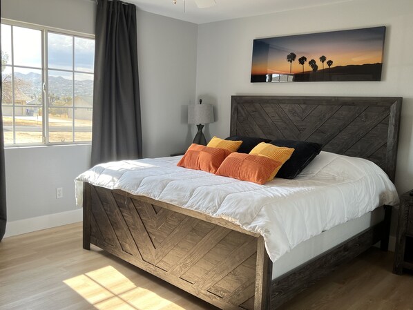 3 bedrooms, desk, WiFi, bed sheets - Rest & Relax: Blackout Curtains, AC, WiFi, Parking and Lots of Outdoor Space (Yucca Valley)