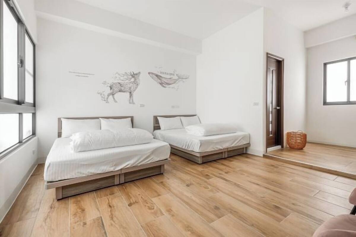 Cortines opaques, wifi gratuïta i roba de llit