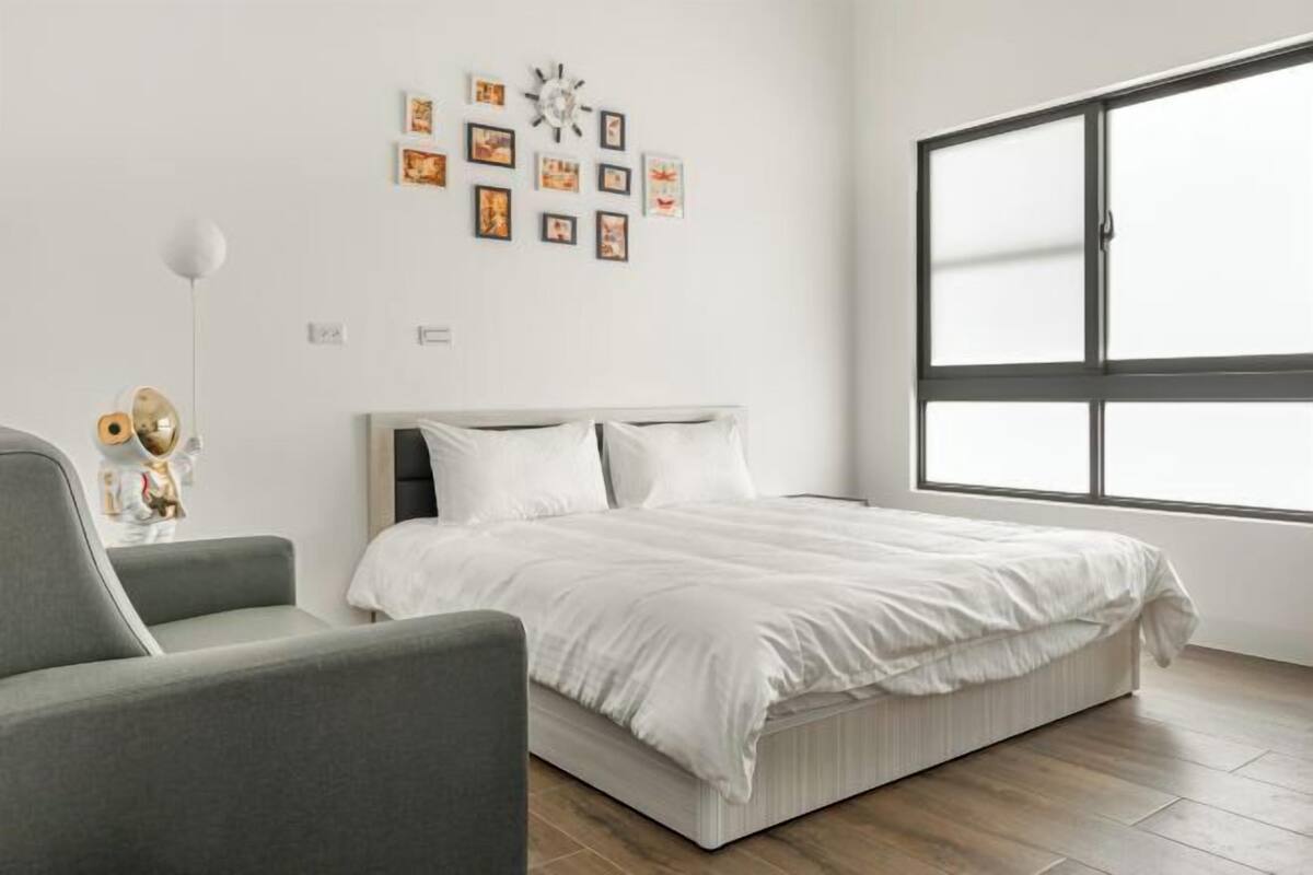 Cortines opaques, wifi gratuïta i roba de llit