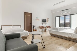 Chambre familiale, balcon | Rideaux d’obscurcissement, accès au Wi-Fi (inclus), literie fournie