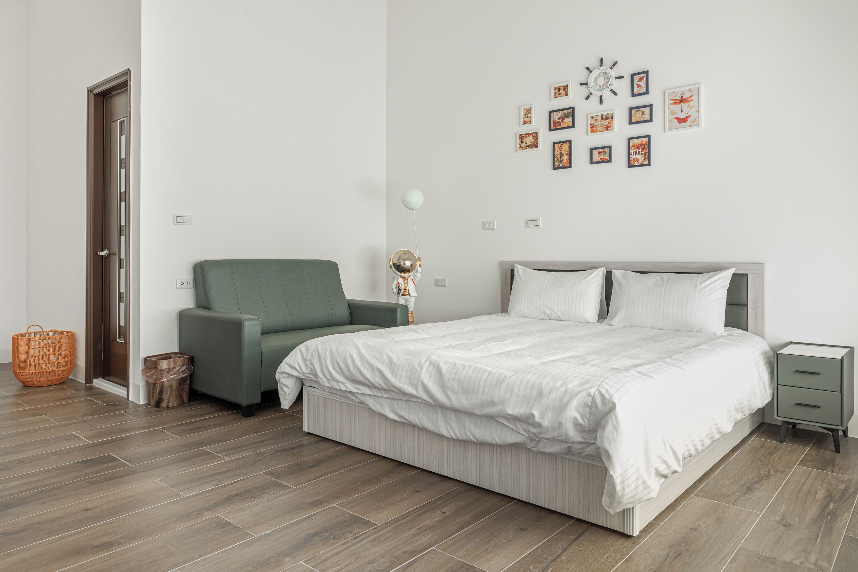 Cortinas blackout, wifi gratis y ropa de cama 
