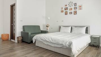 Cortinas blackout, wifi gratis y ropa de cama