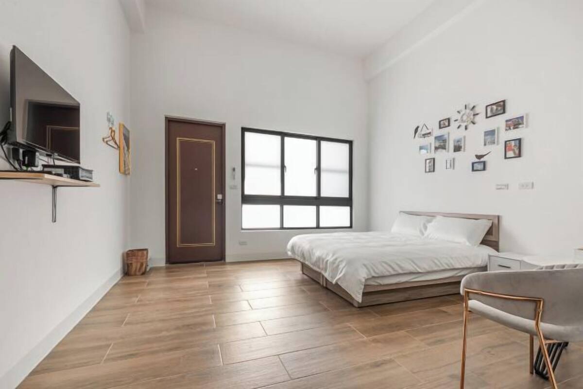 Cortines opaques, wifi gratuïta i roba de llit