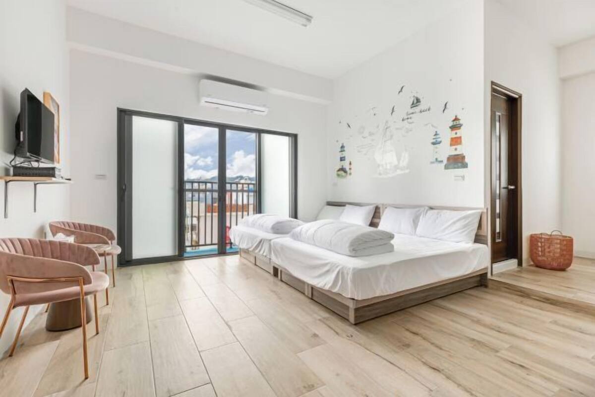 Cortines opaques, wifi gratuïta i roba de llit