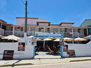 A restaurant named 'Pousada Canto de Geriba' with outdoor seating and a visible menu board. - Pousada e Restaurante Canto de Geribá (Búzios)