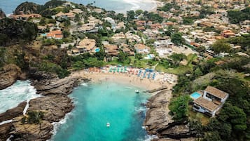 Ubicación a pie de playa, arena blanca y 4 bares en la playa