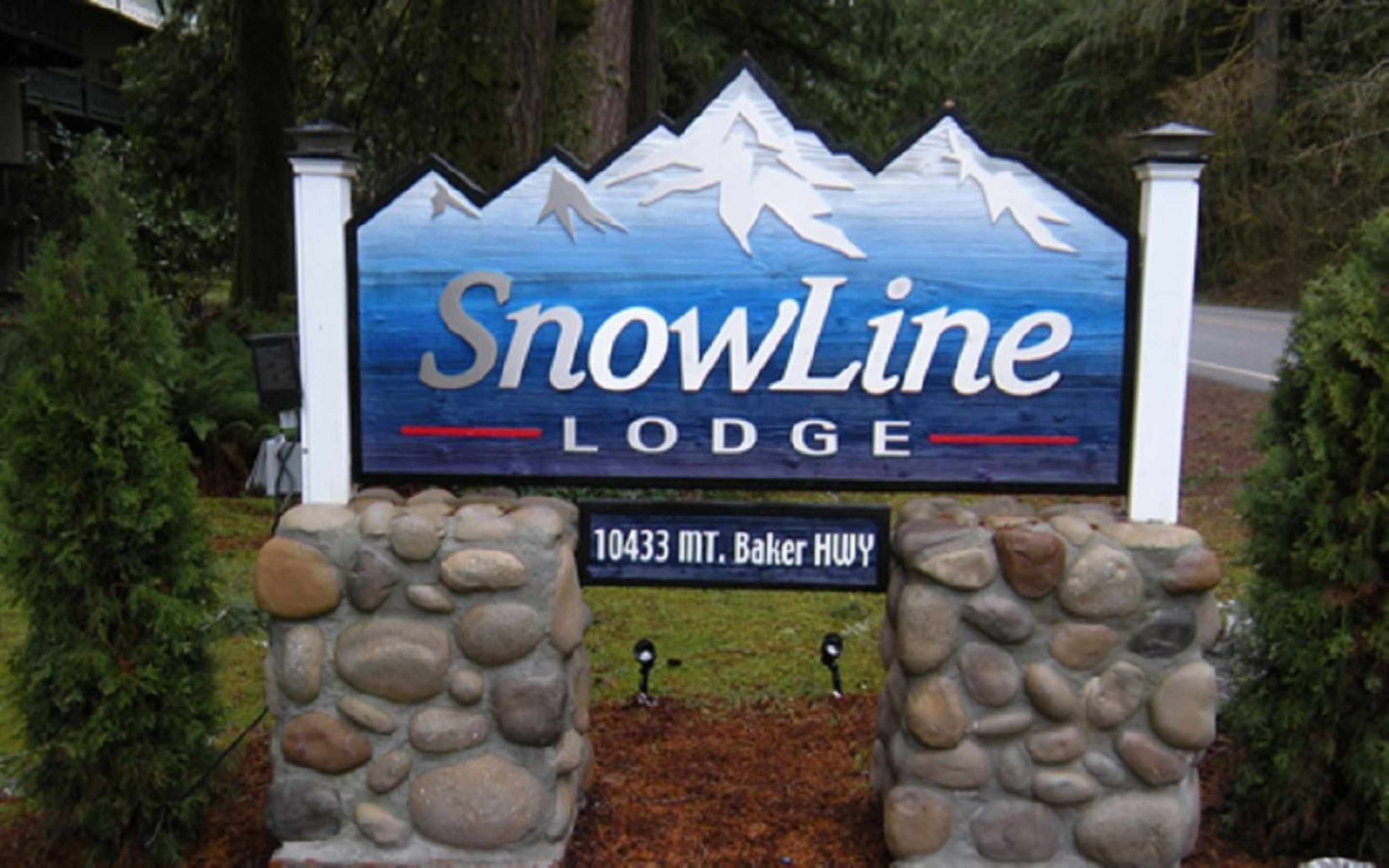 Placa para SnowLine Lodge, com vista para uma montanha e um lago, localizada na MT. Baker Hwy, 10433.