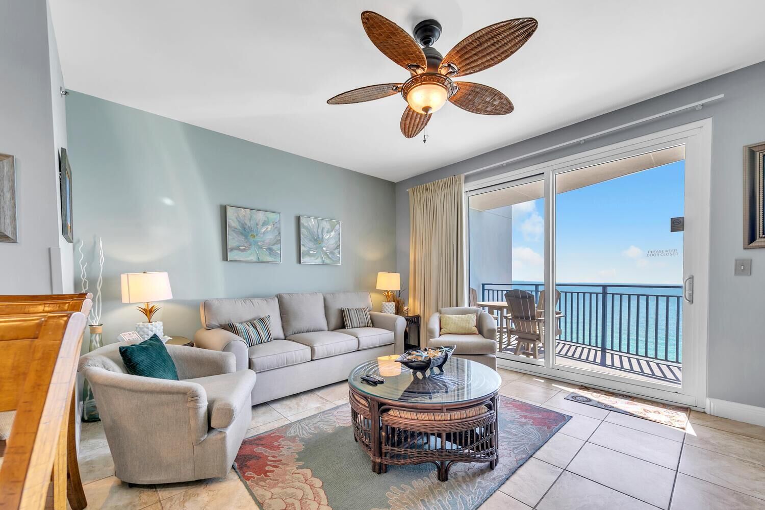 Appartamento, 1 letto king con divano letto (Sterling Breeze 1903) | Area soggiorno | TV