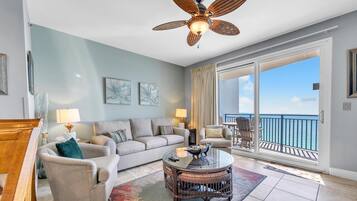 Appartamento, 1 letto king con divano letto (Sterling Breeze 1903) | Area soggiorno | TV