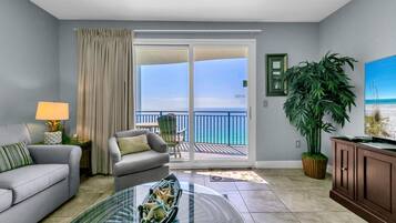 Appartamento, 1 letto king con divano letto (Sterling Breeze 1903) | Area soggiorno | TV