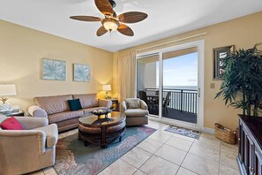 Leilighet, 1 kingsize-seng med sovesofa (Sterling Breeze 1903) | Oppholdsområde | TV