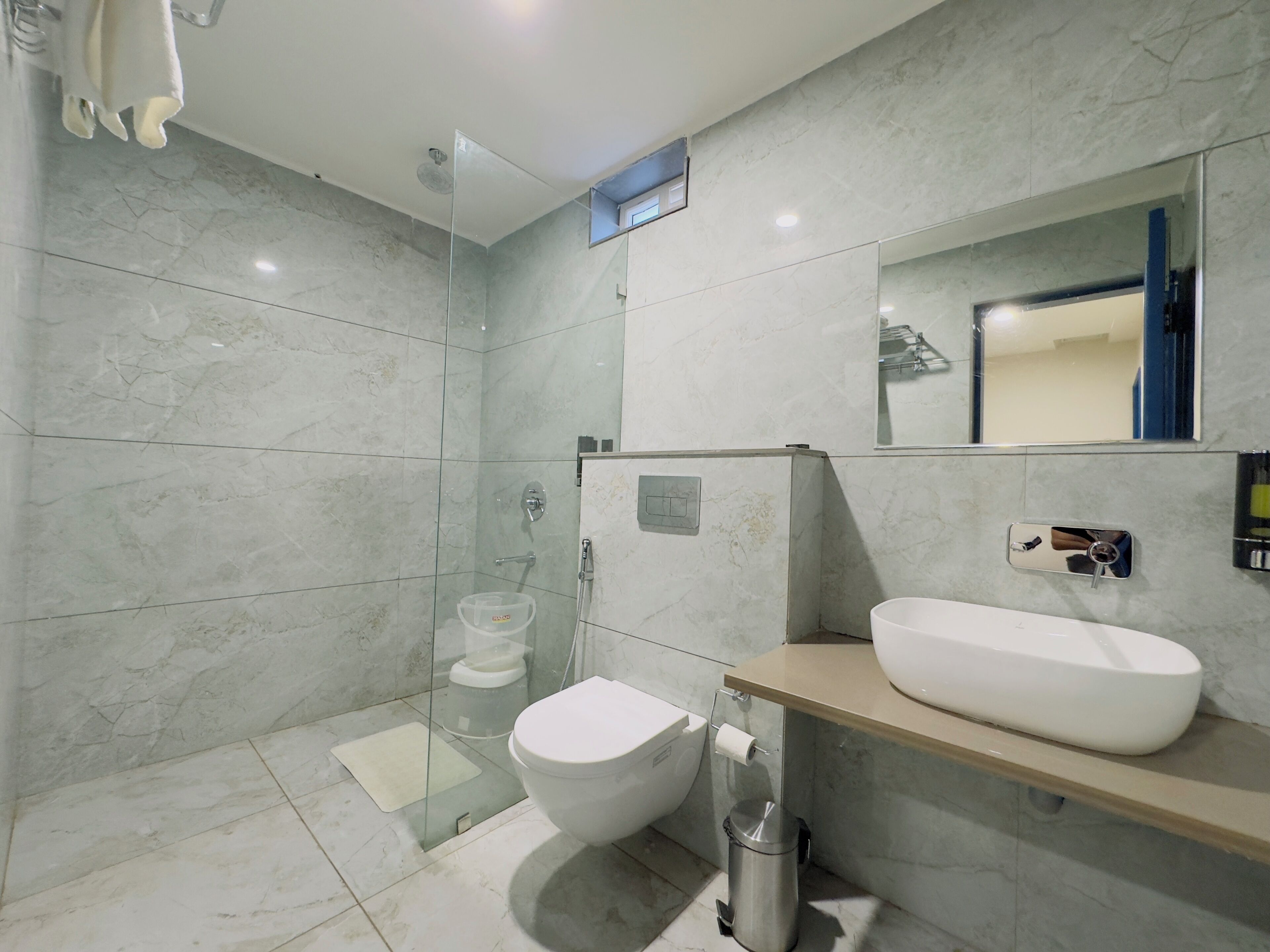 Grand tweepersoonskamer | Badkamer | Een douche, gratis toiletartikelen, handdoeken, zeep