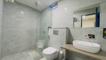 Grand tweepersoonskamer | Badkamer | Een douche, gratis toiletartikelen, handdoeken, zeep