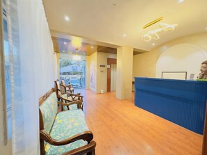 Coin salon dans le hall