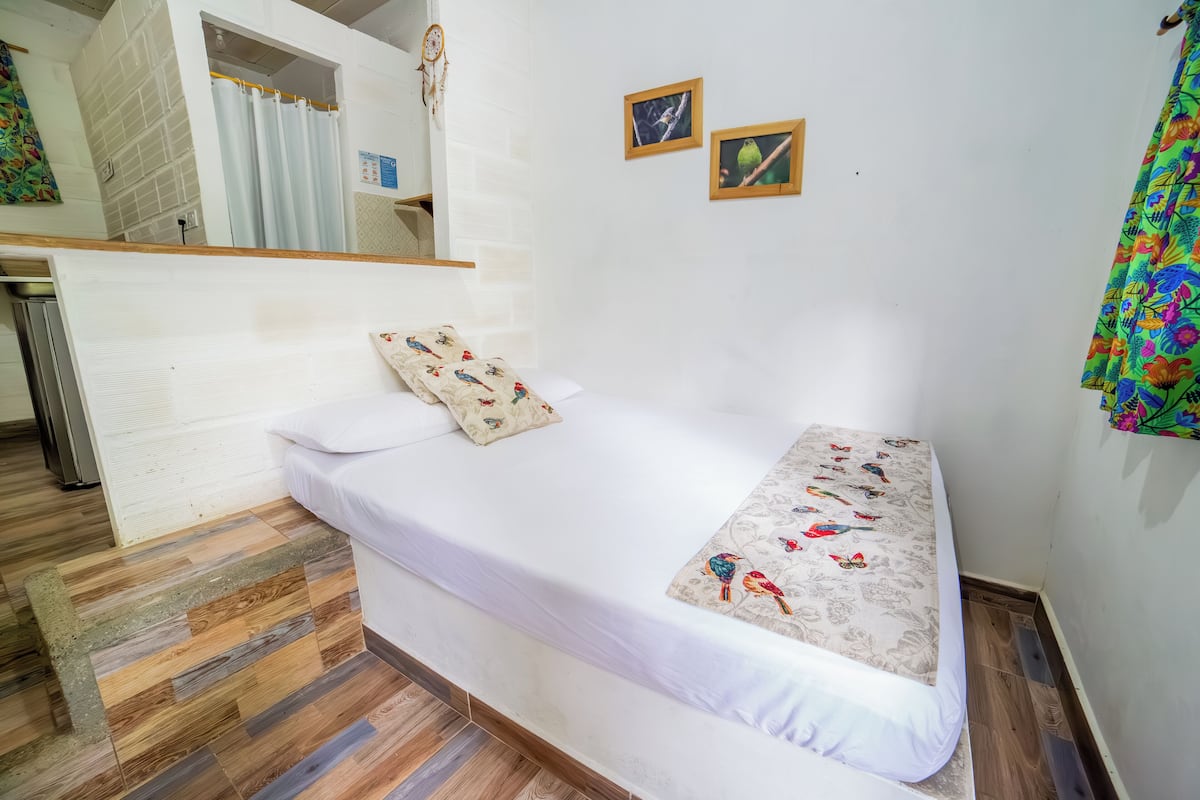 Quarto casal conforto, vista para o jardim | Wi-Fi de cortesia