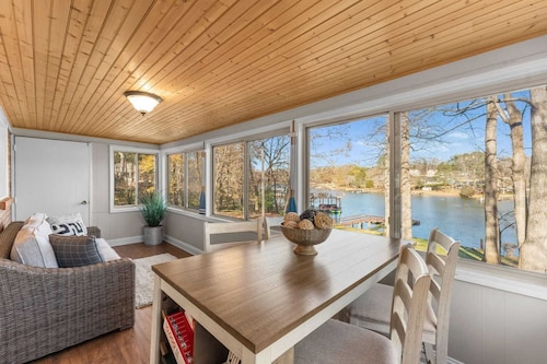 Waking Up Norman Lakefront Getaway, Fire Pit & Lake Views