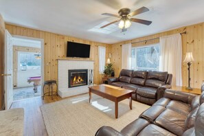 House (4 Bedrooms) | Interior - Creekside Haven by Avantstay Hot Tub, Fire Pit, Outdoor Dining Area Nestled Next to Creek (Gatlinburg)