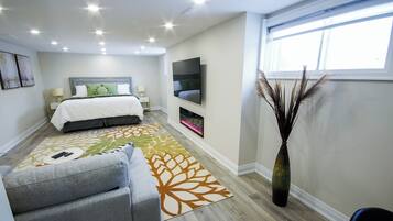 2 makuuhuonetta, työpöytä, Wi-Fi, vuodevaatteet